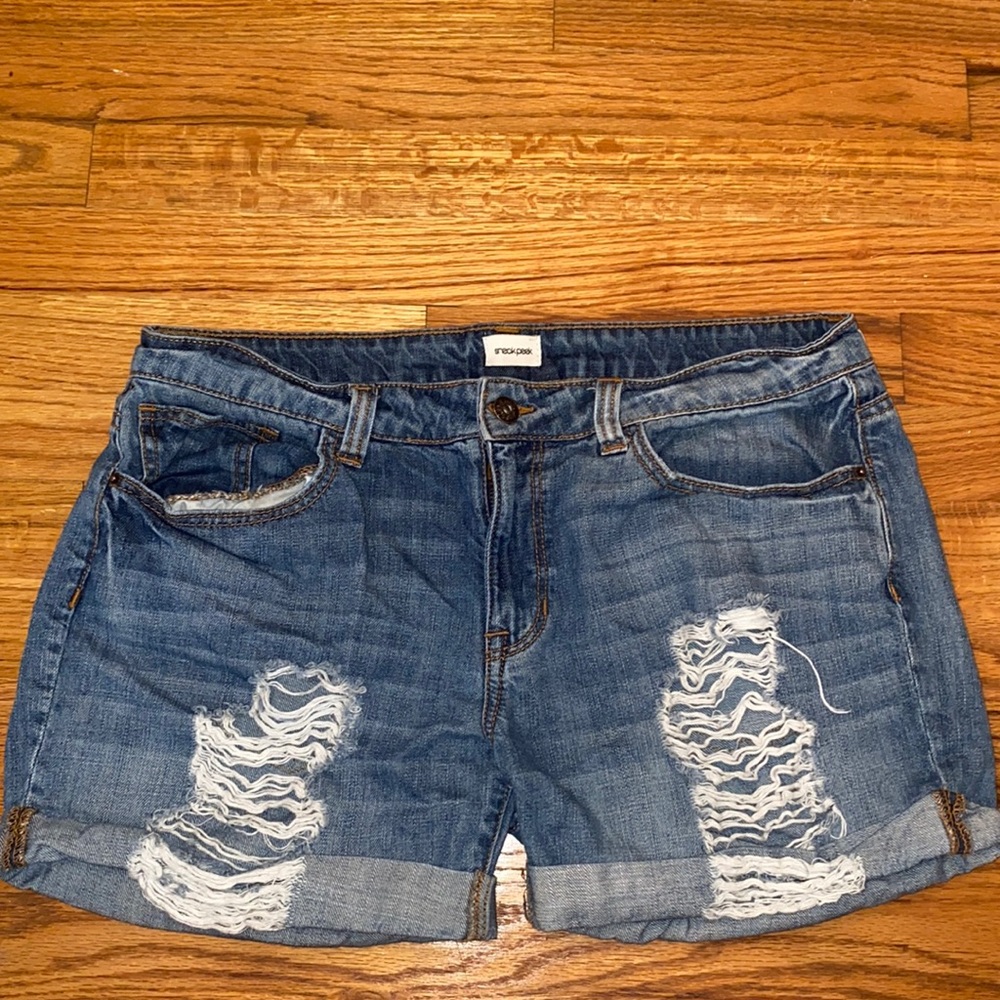 Sneak Peak Jean shorts size Large. Boyfriend fit.